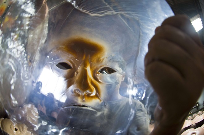 O molde começa a ser pintado e a ganhar “rosto”. | VANDERLEI ALMEIDA/AFP