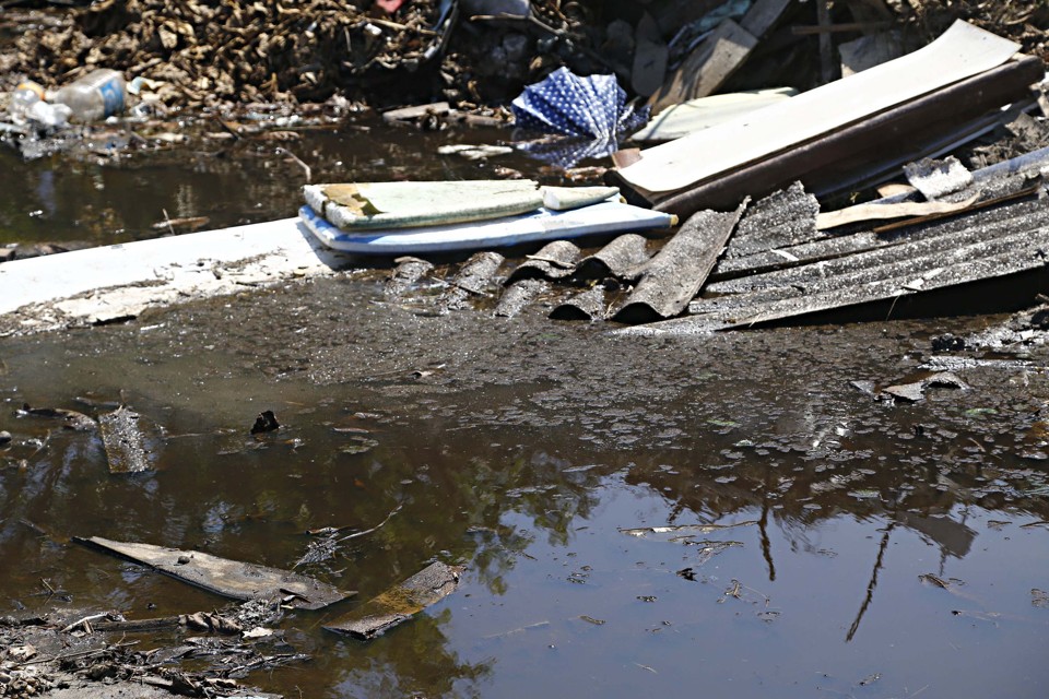 Acúmulo de água e lixo no Litoral. No estado todo são mais de 2,2 mil casos notificados, sendo 614 apenas em Paranaguá. Combate ao mosquito é a prioridade das autoridades | Felipe Rosa/Gazeta do Povo