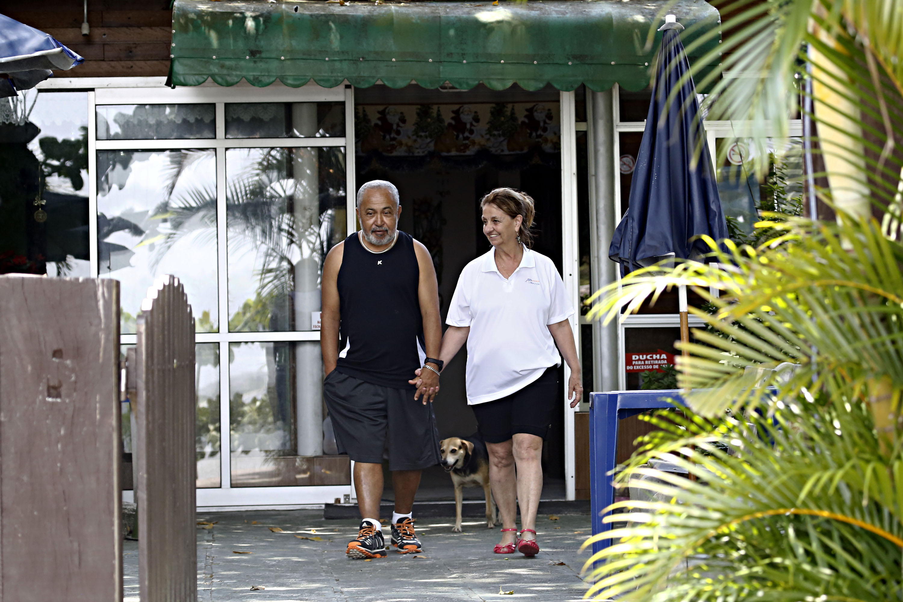 Professores aposentados se encantaram com a Ilha do Mel e se dedicam a fazer dela um paraíso. | Felipe Rosa/Gazeta do Povo