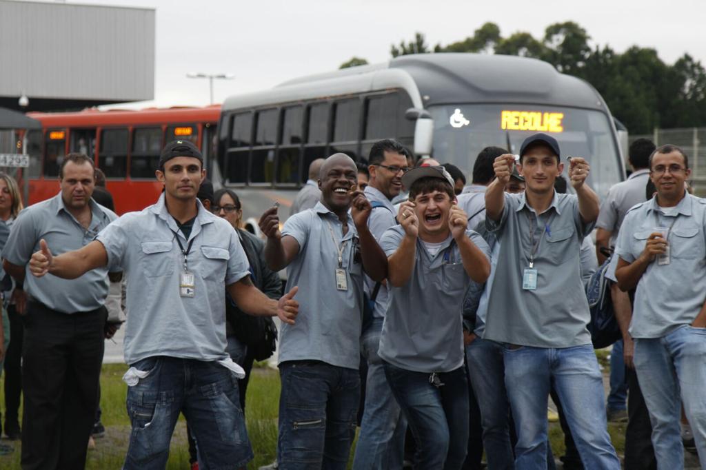 Funcionários da Viação Redentor protestam contra os salários atrasados durante um piquete em frente à garagem da empresa | Foto: Aniele Nascimento/Gazeta do Povo/
