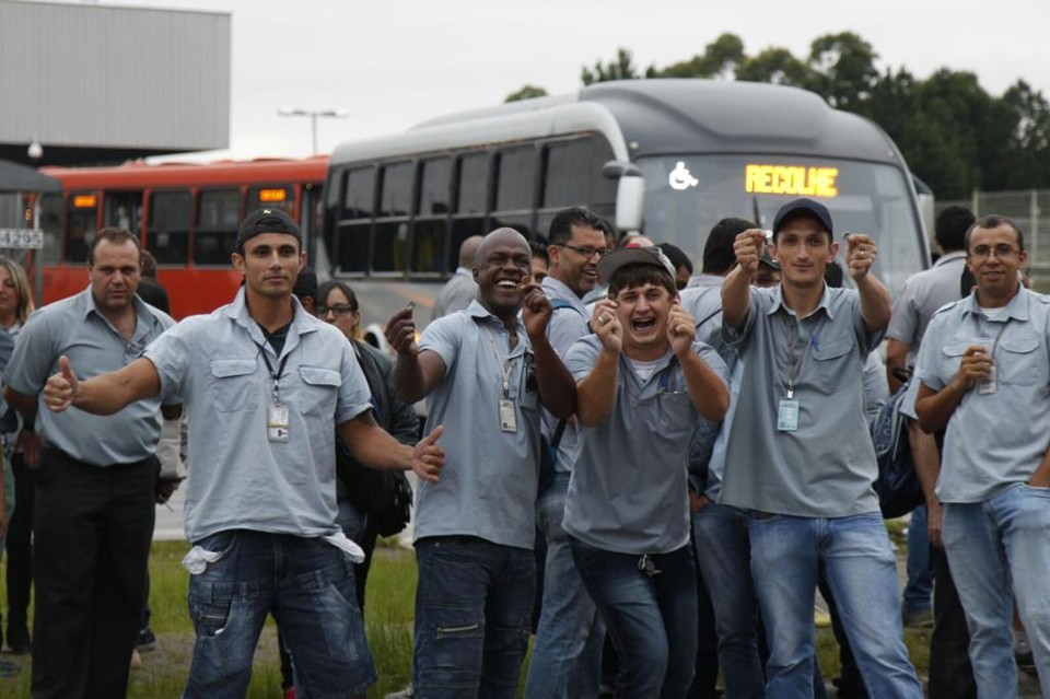 Funcionários da Viação Redentor protestam contra os salários atrasados durante um piquete em frente à garagem da empresa | Foto: Aniele Nascimento/Gazeta do Povo/