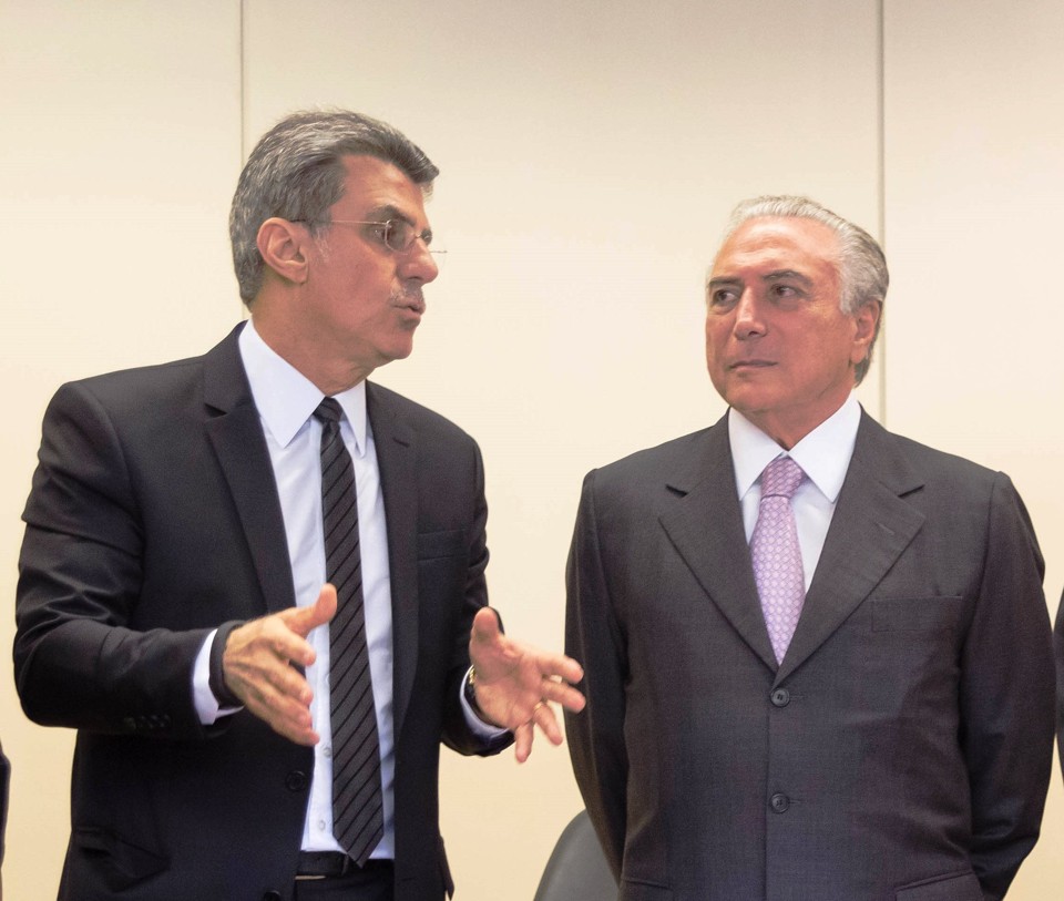 O gesto do vice, além de minar as movimentações de potenciais adversários numa disputa interna, sinaliza ao Palácio do Planalto uma sintonia com os senadores do PMDB . | /
