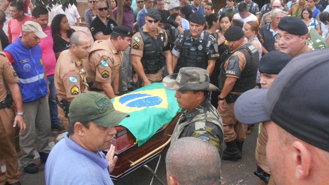 Corpo de Cristiano Luiz Bottino foi sepultado no fim da tarde deste sábado no Cemitério São Pedro. | Marcus Ayres/Gazeta do Povo