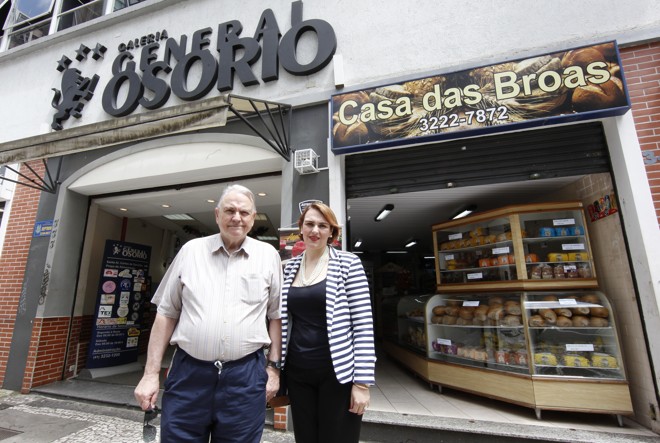 Antenor Demeterco Junior e a filha Ana Lucia fazem a gestão da galeria. | Aniele Nascimento/Gazeta do Povo