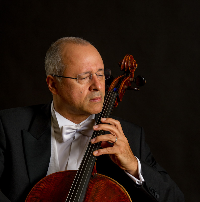 Violoncelista Antonio Meneses toca com o Quarteto Carlos Gomes. | Clive Barda/Divulgação