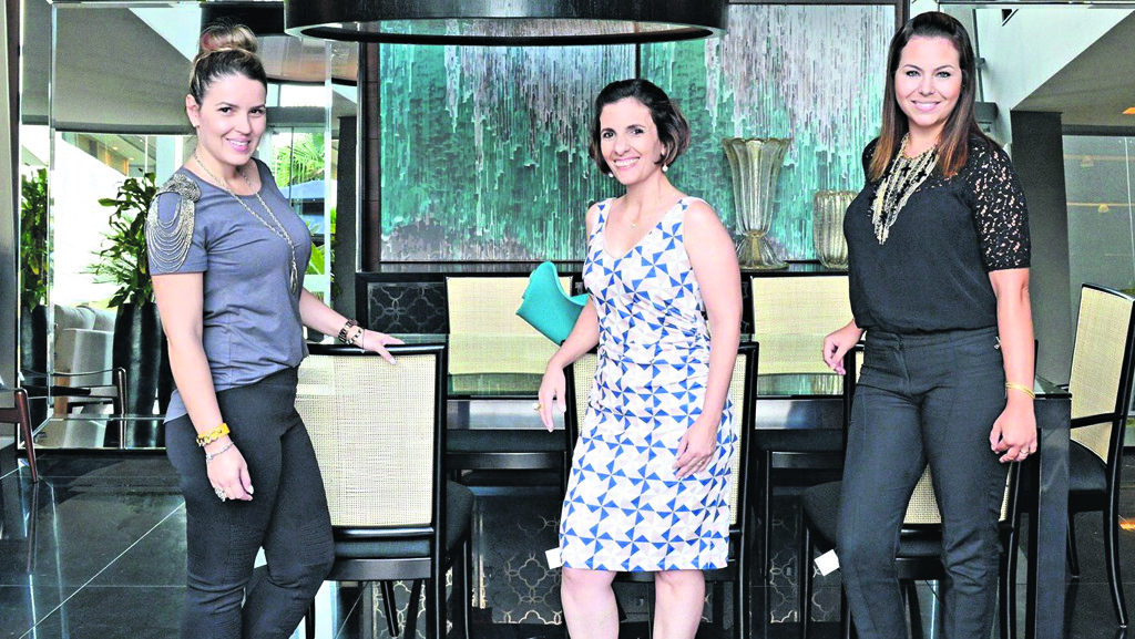 Fabia Vilela, arquiteta responsável pela ambientação das lojas, Fernanda De Stefano, gerente de relacionamento da Sierra Curitiba, e Caroline Bigolin trocam ideias no primeiro coquetel Design Session do ano da Sierra Móveis Batel