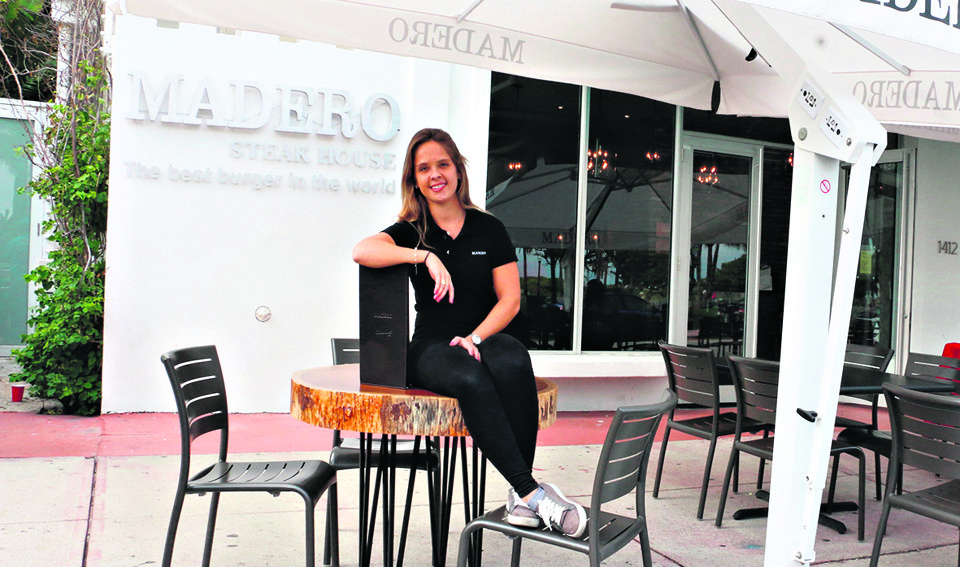 Laysa Durski, filha de Junior Durski, está morando em Miami desde maio do ano passado, para preparar a abertura da primeira unidade Madero por lá. O restaurante, sob o comando de Laysa, abriu as portas em novembro, na badalada Ocean Drive, e tem registrado bom movimento de público. | Jader da Rocha