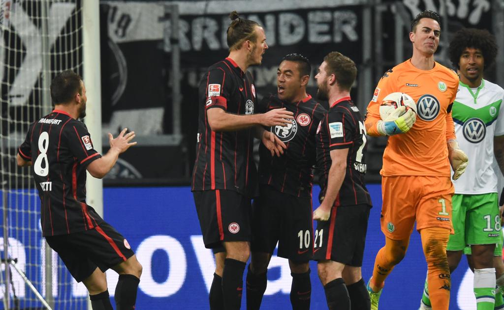 O zagueiro brasileiro Dante abriu o placar e Schürrle fez o segundo para o Wolfsburg, que perdeu nesse domingo (24) contra o Eintracht. | ARNE DEDERT/AFP