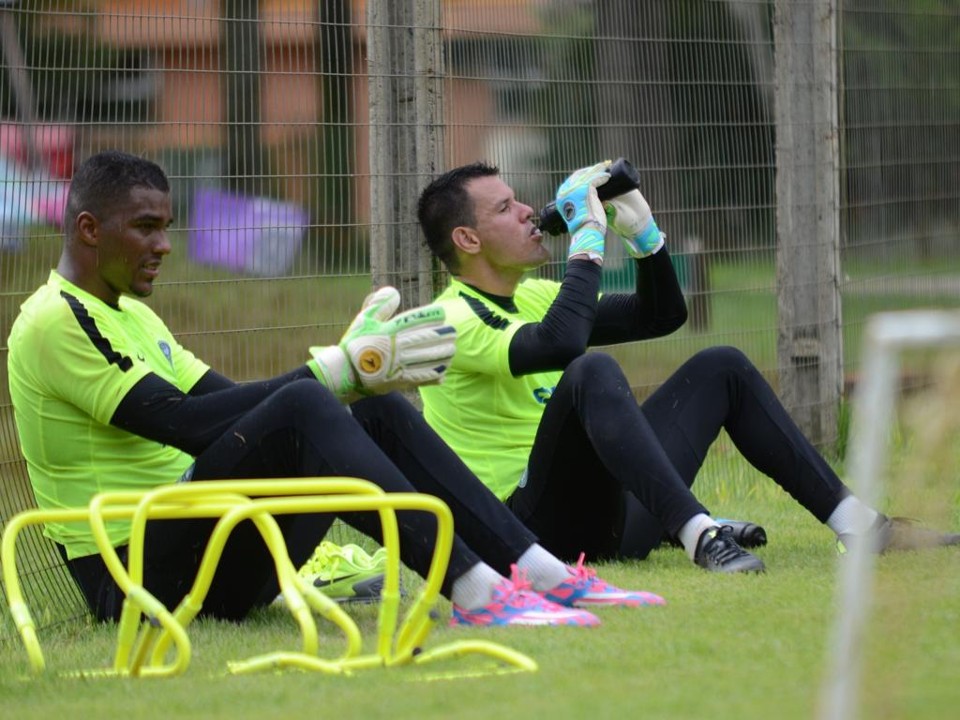 Os goleiros Elisson e Wilson em pausa no treino de pré-temporada em Foz: defesa do Coxa já está definida. | Coritiba/Divulgação
