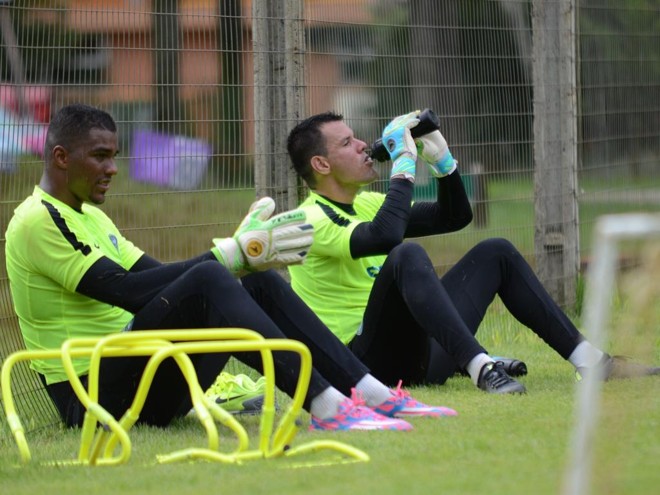 Os goleiros Elisson e Wilson em pausa no treino de pré-temporada em Foz: defesa do Coxa já está definida. | Coritiba/Divulgação