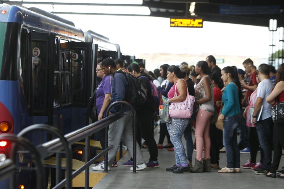 Passageiros se espremem no Terminal do Pinheirinho | Aniele Nascimento/Gazeta do Povo/