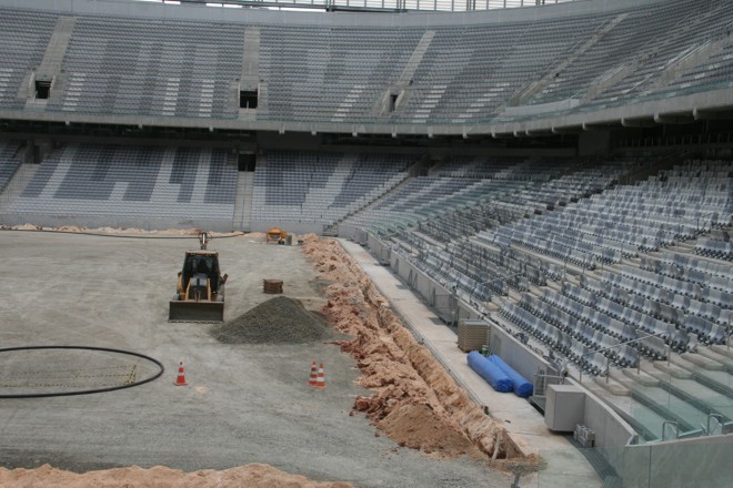 As obras continuam na Arena da Baixada restando um mês para o fim da instalação do novo gramado. | Gerson Kllaina /Tribuna do Paraná