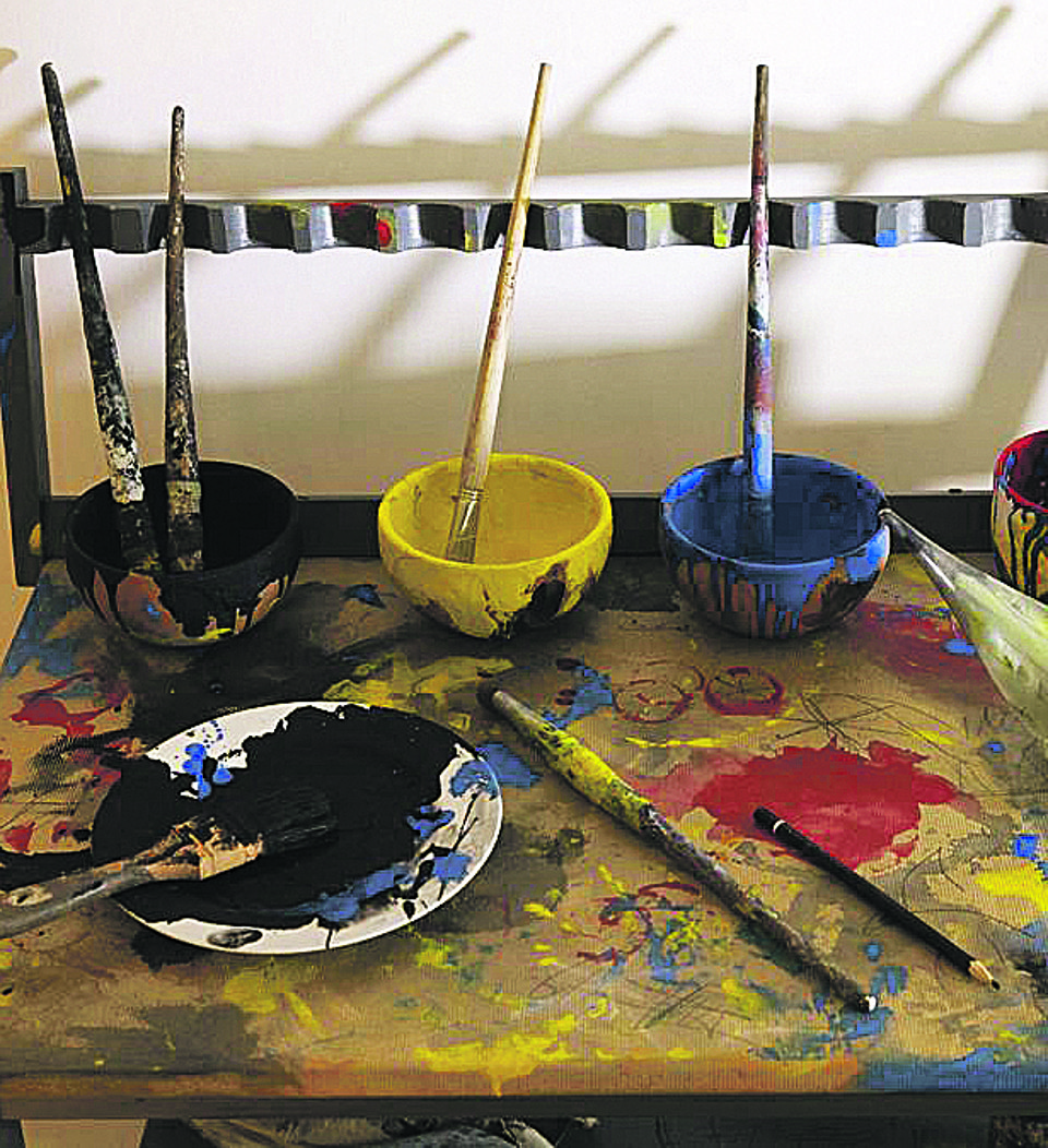 Ateliê do pintor espanhol Joan Miró é recriado por galeria de Londres Instrumentos de pintura organizados da maneira como Miró o fazia. | JUSTIN TALLIS/AFP