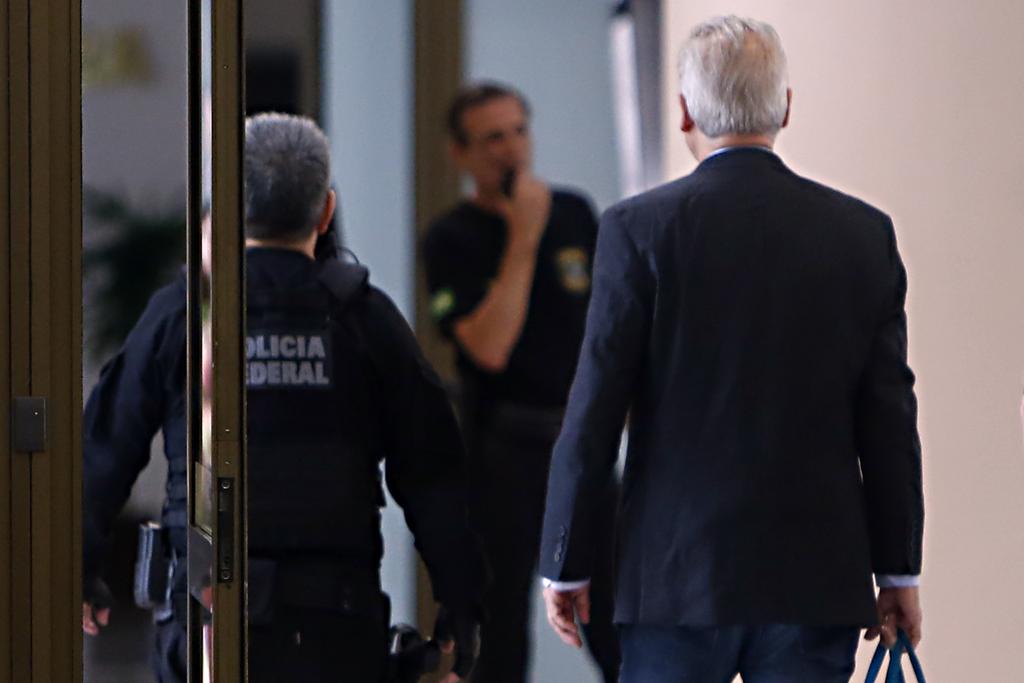 José Dirceu (à dir.) está na sede da Justiça Federal, em Curitiba, para prestar depoimento ao juiz Sergio Moro. | Albari Rosa/Gazeta do Povo