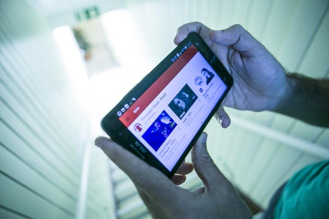 Assistir a vídeos no YouTube ou em serviços como o Netflix já se tornou um hábito comum entre os brasileiros | Marcelo Andrade/Gazeta do Povo