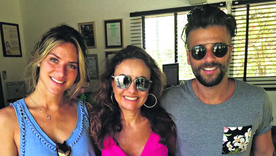 Férias 1: em Fernando de Noronha, na Pousada Zé Maria, a designer de interiores Margit Soares, de Curitiba (ao centro), curte a companhia do casal Giovanna Ewbank e Bruno Gagliasso. | Divulgação
