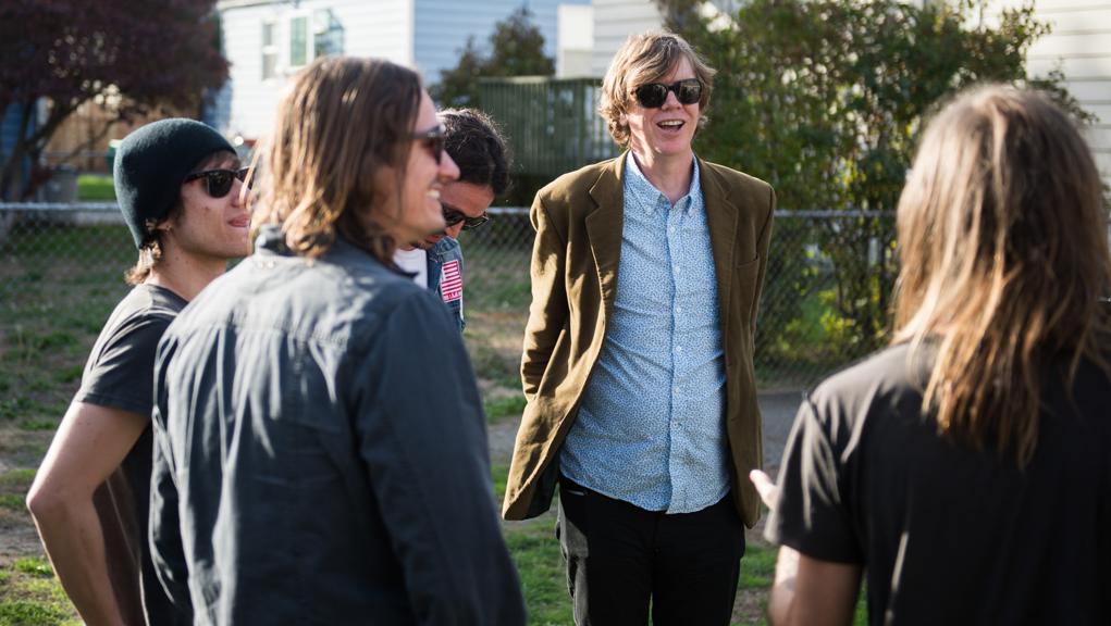 Water Rats bate papo com Thurston Moore (de camisa azul). | Divulgação