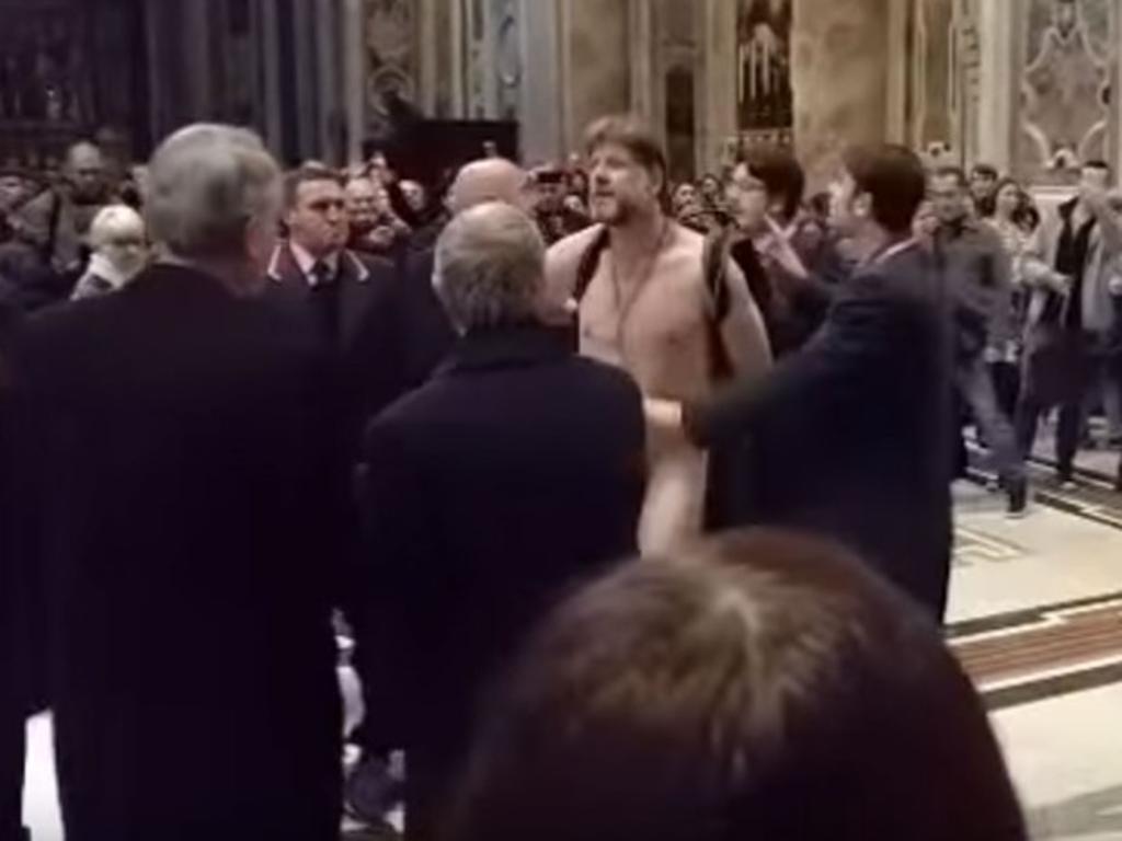 Brasileiro foi detido e levado a um hospital, segundo o Corriere della Sera | Reprodução/Youtube (Alvaro Torrico)