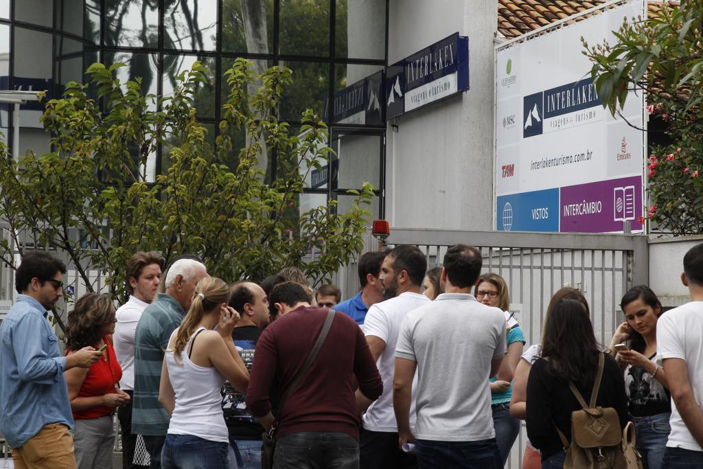 Clientes se reúnem em frente a uma das sedes da agência em busca de informações | Aniele Nascimento/Gazeta do Povo