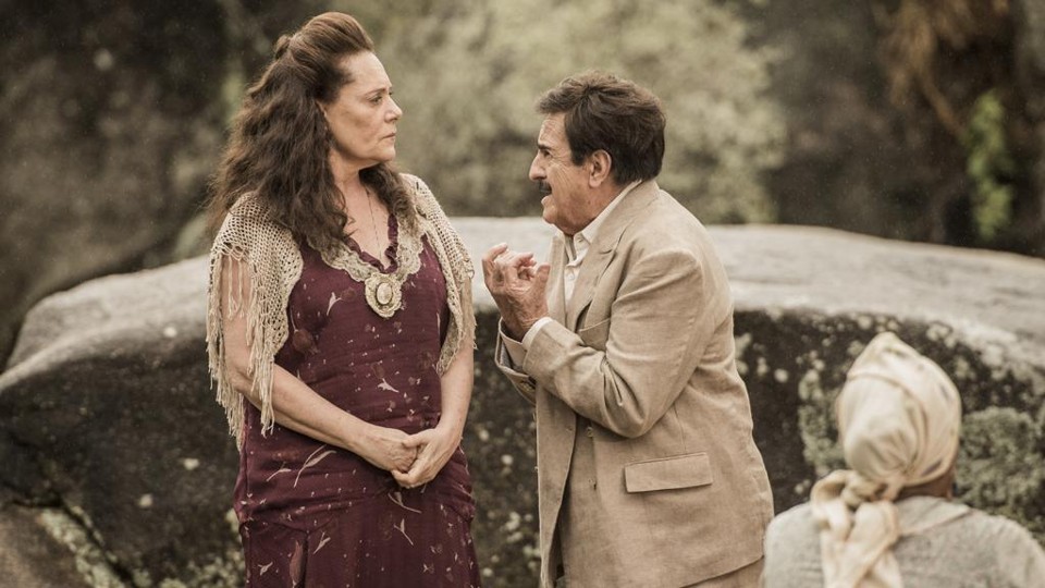 Elizabeth Savalla e Ary Fontoura em cena de “Êta Mundo Bom”. | Divulgação