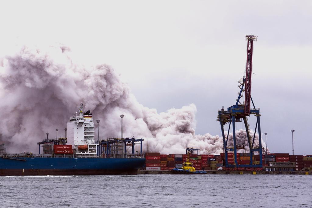 Incêndio atinge pátio da LocalFrio, no Guarujá. | Gustavo Porto / Folha