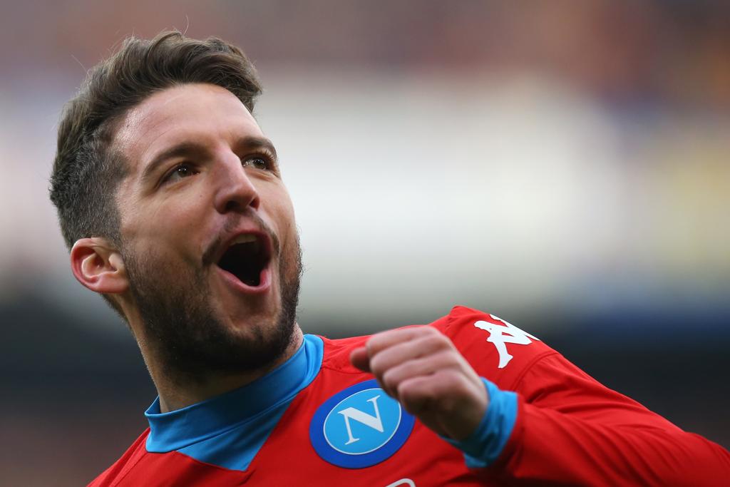 Dries Mertens comemora o gol que garantiu a vitória do Napoli sobre a Sampdoria neste domingo (24) | MARCO BERTORELLO/AFP