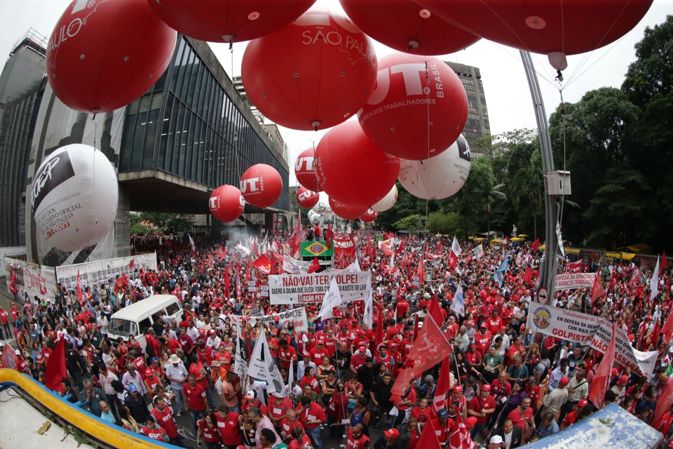 Movimentos populares engrossam críticas à presidente Dilma Manifestação recente a favor de Dilma e contra Eduardo Cunha: pressão sobre a presidente. | Paulo Pinto/Agência PT