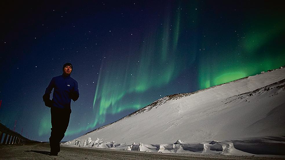 O maratonista de extremos Marcelo Alves saiu de Curitiba para realizar uma façanha: acaba de completar uma maratona solitária de 42 km em Svalbard, na Noruega, sob as luzes da aurora boreal e a 15 graus negativos. | Yuri Maranhão