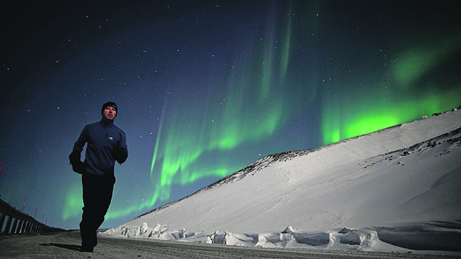 O maratonista de extremos Marcelo Alves saiu de Curitiba para realizar uma façanha: acaba de completar uma maratona solitária de 42 km em Svalbard, na Noruega, sob as luzes da aurora boreal e a 15 graus negativos. | Yuri Maranhão