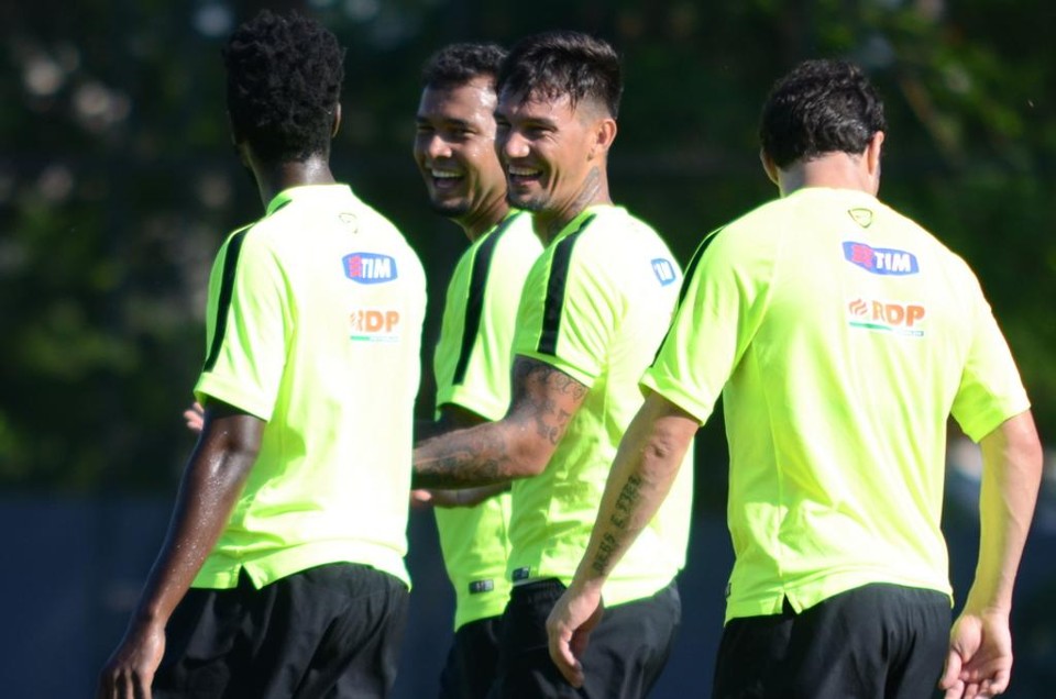 João Paulo, ao centro, deve voltar a bater faltas pelo Coxa | Divulgação/Coritiba