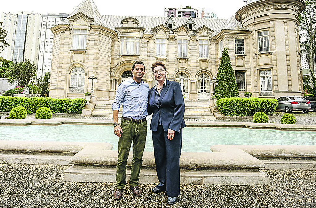Marlus Doria, diretor executivo da construtora Cyrela, e Vera Lupion, da família proprietária do Castelo do Batel, comemoram a parceria da construtora com a histórica edificação, que terá um moderno Medical Center ao fundo e será preservada.