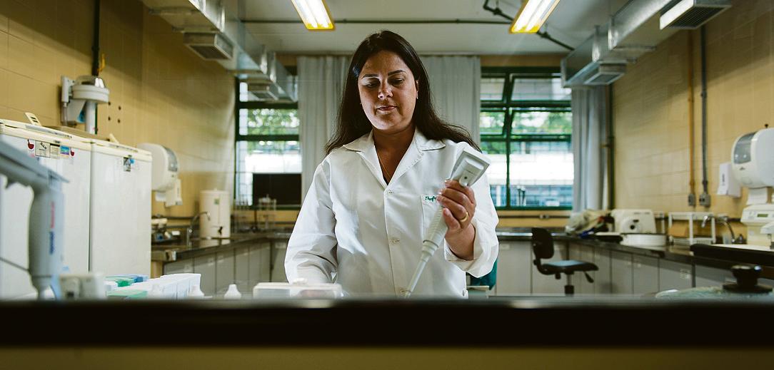 Lúcia de Noronha foi uma das pesquisadoras que descobriu que o zika vírus tem a capacidade de atravessar a placenta e causar a microcefalia. | Henry Milleo/Gazeta do Povo
