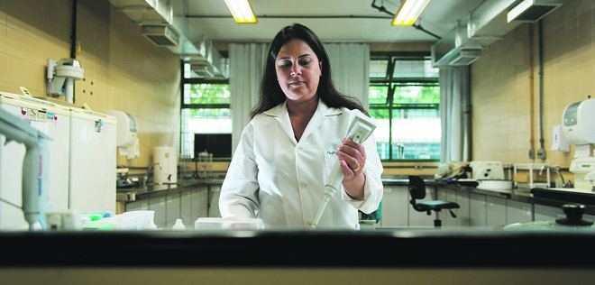 Lúcia de Noronha foi uma das pesquisadoras que descobriu que o zika vírus tem a capacidade de atravessar a placenta e causar a microcefalia. | Henry Milleo/Gazeta do Povo
