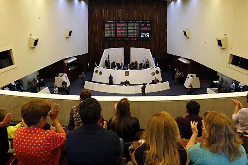 Plenário da Assembleia vazio: deputados voltam a trabalhar no dia 1º de fevereiro e assuntos pendentes do ano passado devem seguir na pauta de discussões. | Albari Rosa/Gazeta do Povo