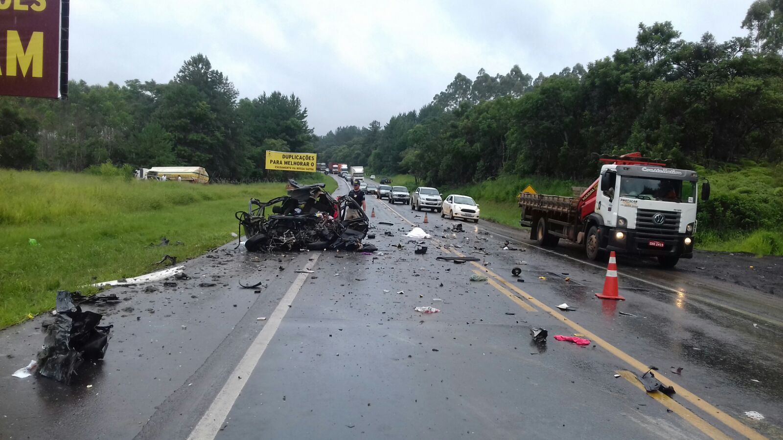 Um Ford Fiesta, com placa de Curitiba, bateu de frente com um caminhão na altura do km 400 da BR 376 | /Políoia Rodoviária Federal