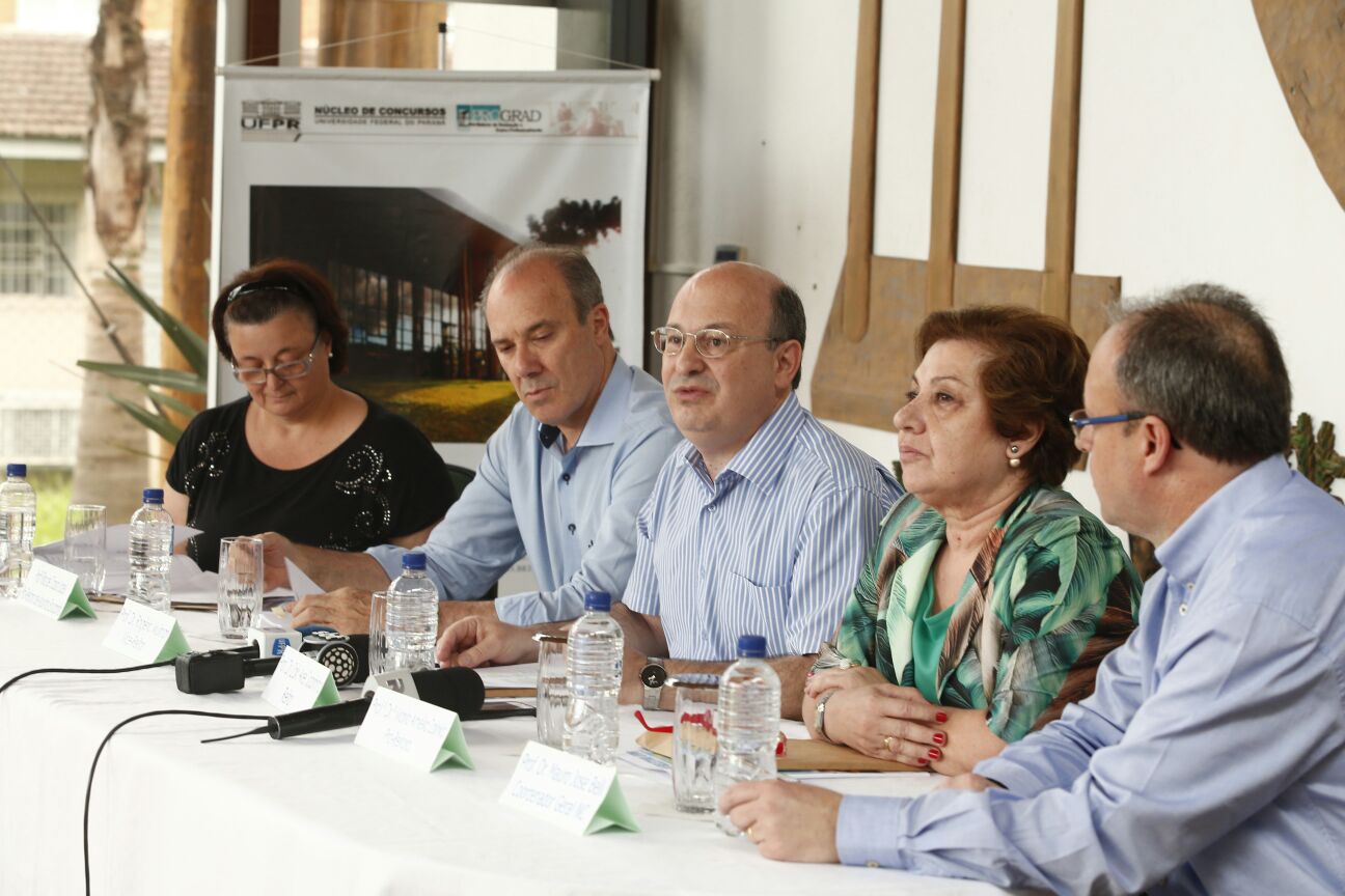 Zaki (ao centro) comentou o resultado do vestibular da UFPR | Hugo Harada/Gazeta do Povo