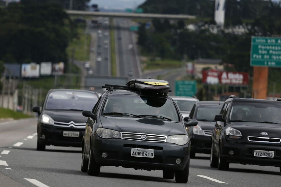 Temperaturas altas devem movimentar as rodovias que ligam Curitiba às praias no fim de semana | Albari Rosa/Gazeta do Povo