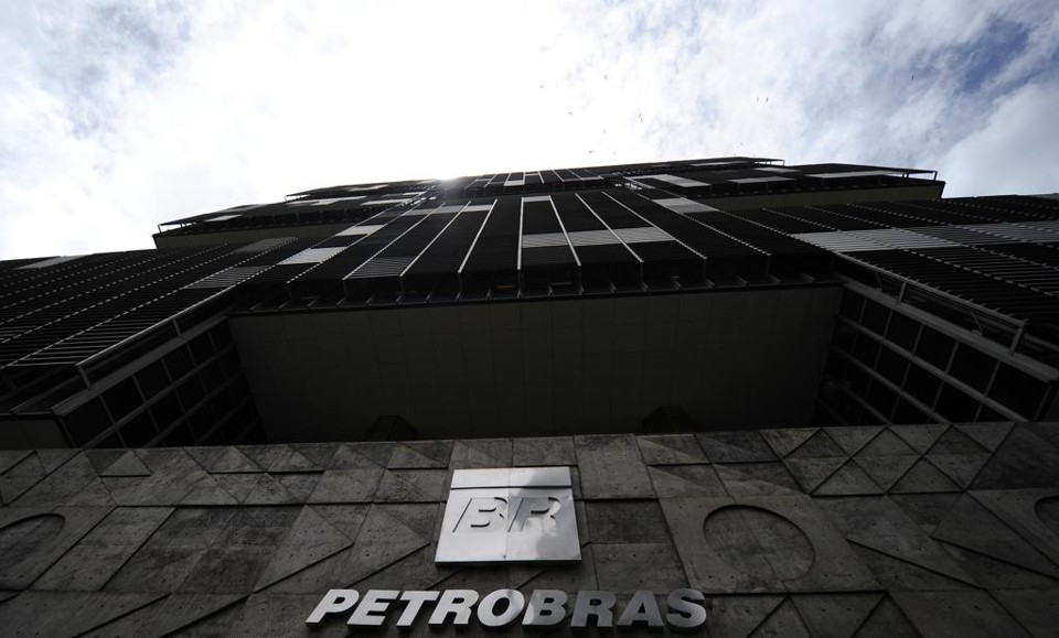 Além de investir menos, a petroleira pode ainda aumentar a lista de ativos à venda | Vanderlei Almeida/AFP