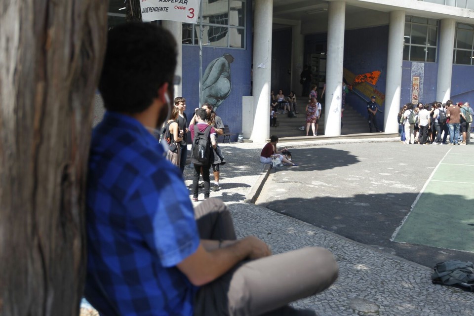Estudante da UFPR na volta às aulas após 30 dias de greve em 2015. | Antônio More/Gazeta do Povo