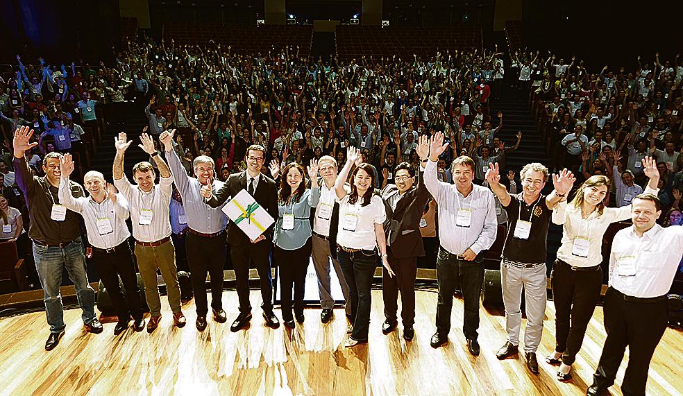 Toda essa turma da Votorantim se reuniu na noite de segunda-feira, no Teatro Positivo, prestigiando o procurador Deltan Dallagnol (ao centro, com o presente recebido), que falou sobre o movimento 10 Medidas Contra a Corrupção. | Rodolfo Buhrer
