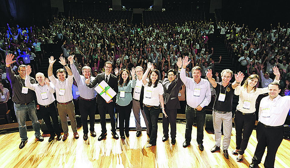 Toda essa turma da Votorantim  se reuniu na noite de segunda-feira, no Teatro Positivo, prestigiando o procurador Deltan Dallagnol (ao centro, com o presente recebido), que falou sobre o movimento 10 Medidas Contra a Corrupção. | Rodolfo Buhrer