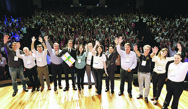 Toda essa turma da Votorantim se reuniu na noite de segunda-feira, no Teatro Positivo, prestigiando o procurador Deltan Dallagnol (ao centro, com o presente recebido), que falou sobre o movimento 10 Medidas Contra a Corrupção. | Rodolfo Buhrer