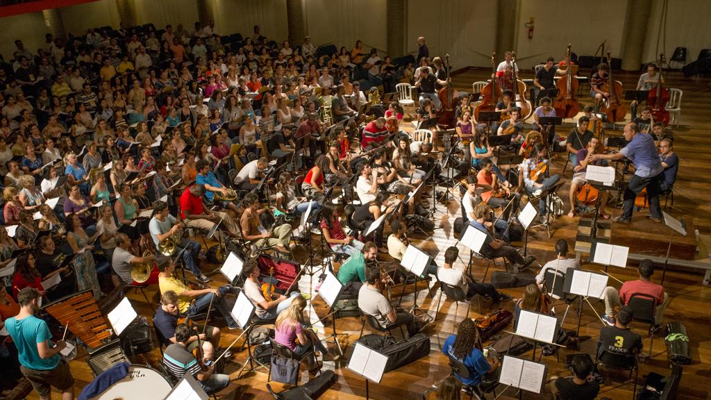 Maestro Cláudio Cruz (à dir.) rege orquestra da Oficina e coro de 330 vozes. | Hugo Harada/Gazeta do Povo