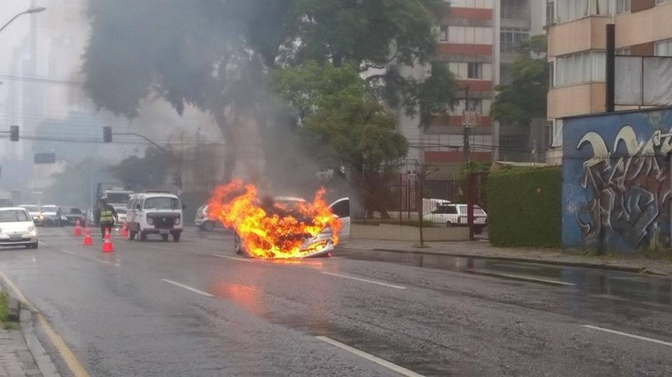 Chamas atingem o veículo no meio da Rua Martin Afonso | Arquivo Pessoal/Clovis Herr/via CBN/