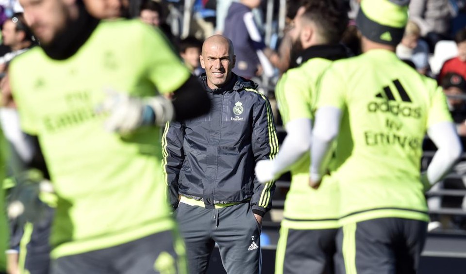 ‘Zidane foi o maior com quem joguei’, afirma Ronaldo sobre o novo técnico do Real Madrid Zidane comanda o primeiro trieno do Real Madrid : para Ronaldo, francês está preparado para o desafio. | GERARD JULIEN/AFP