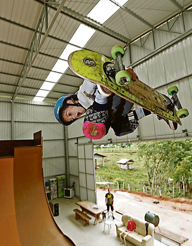 Aos 6 anos, Guilherme Khury recebe elogios de duas lendas do skate: Bob Burnquist e Mineirinho. | Albari Rosa/Gazeta do Povo