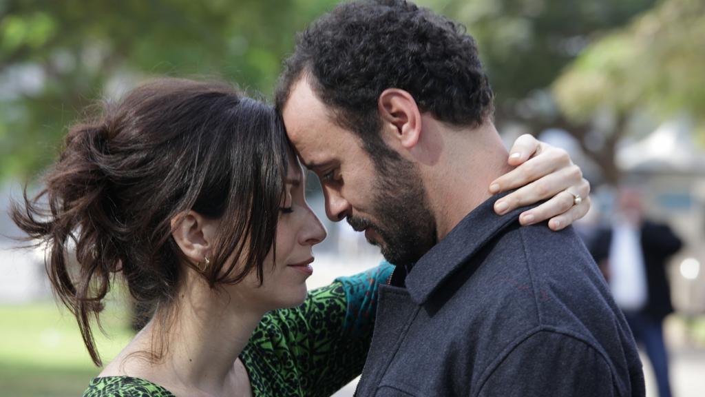 “O Atentado” mostra um homem que descobre que a mulher é uma terrorista suicida. | Fotos: Divulgação