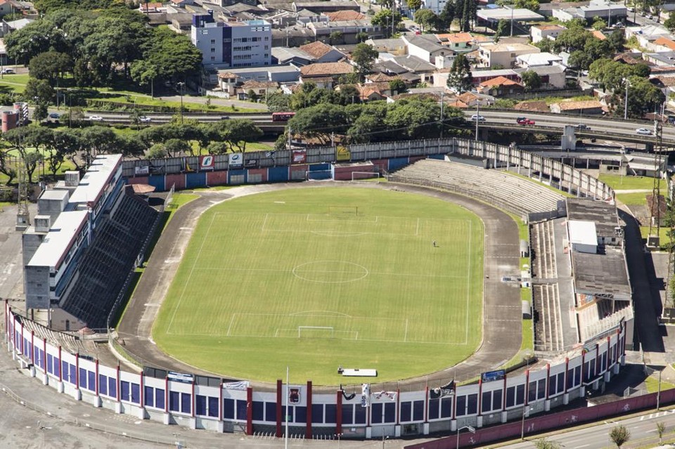 Gramado da Vila recebeu aplicações de fertilizantes e inseticidas naturais para prevenir nova manifestação de pragas. | Henry Milleo/Gazeta do Povo