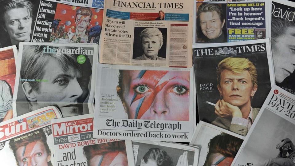 Capas dos jornais desta terça-feira destacavam a morte de David Bowie | Rob Bodman/AFP