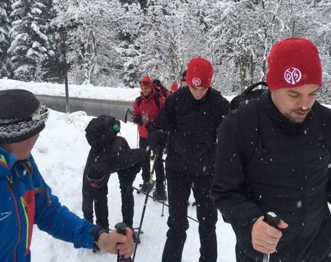 Gprrp do Mainz na cabeça, muita roupa pesada e passou lentos: vida dura para os jogadores da equipe alemã, que está de “férias” do campeonato nacional justamente por causa do inverno rigoroso. Depois do frio suíço, o Mainz vai disputar a Marbella Cup, na Espanha. A bola volta a rolar no Alemão somente no dia 29/1. | Pascal Gertschen Twitter Mainz 05